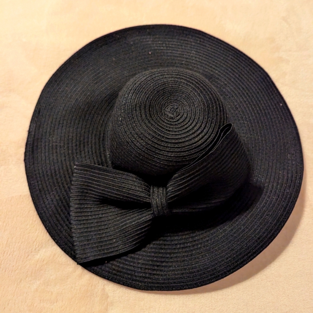 Elegant Black Wide-Brimmed Hat
